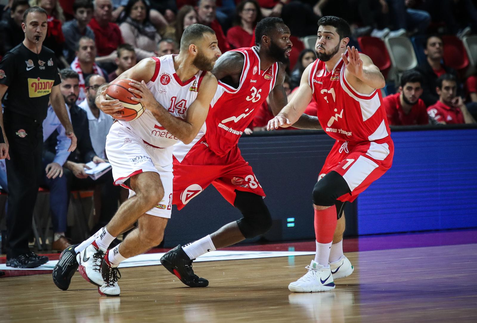 רביב לימונד מול טראוויס ווריק. ווריק פתח בחמישייה וקלע רק שתי נקודות (צילום: עודד קרני, באדיבות מנהלת הליגה) 